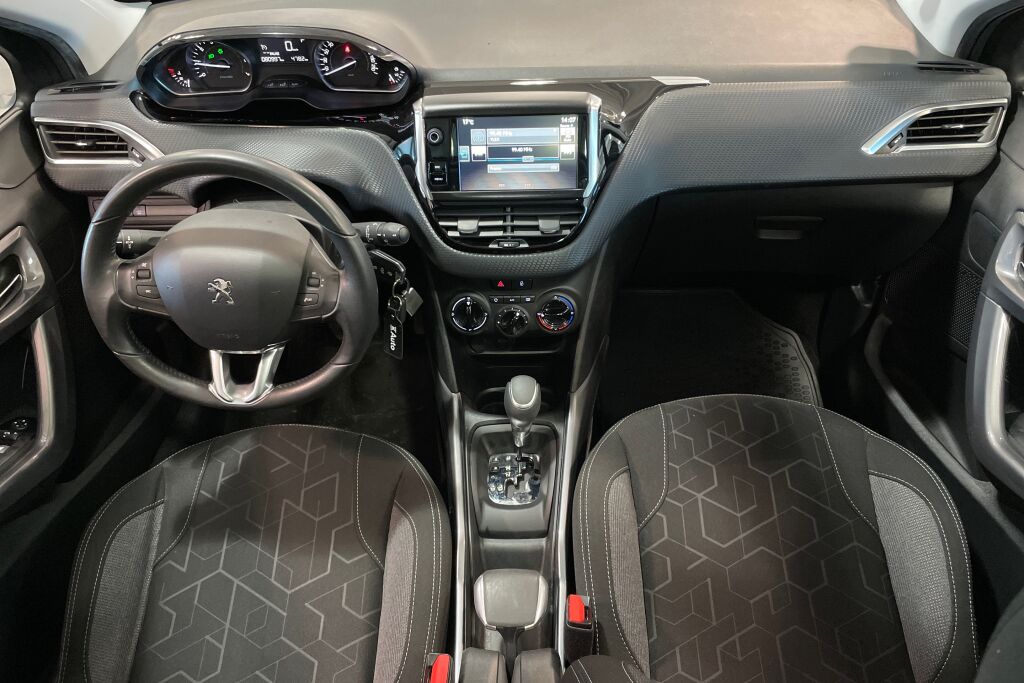 Peugeot 2008 2016 Active PureTech 110 Automaatti **Panoraamalasikatto, Vakkari,  Peruutustutka**