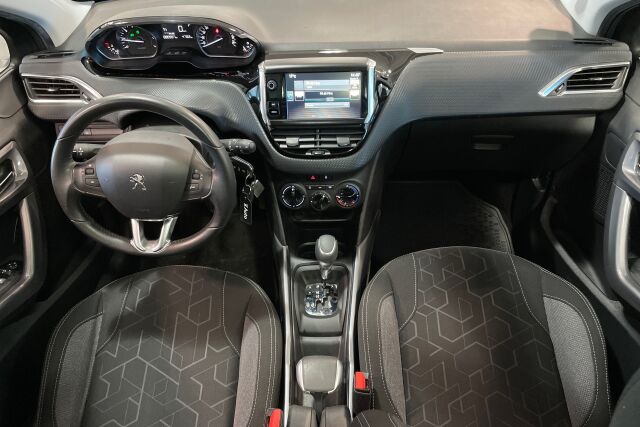 Esikatselu Peugeot 2008 2016 Active PureTech 110 Automaatti **Panoraamalasikatto, Vakkari,  Peruutustutka**