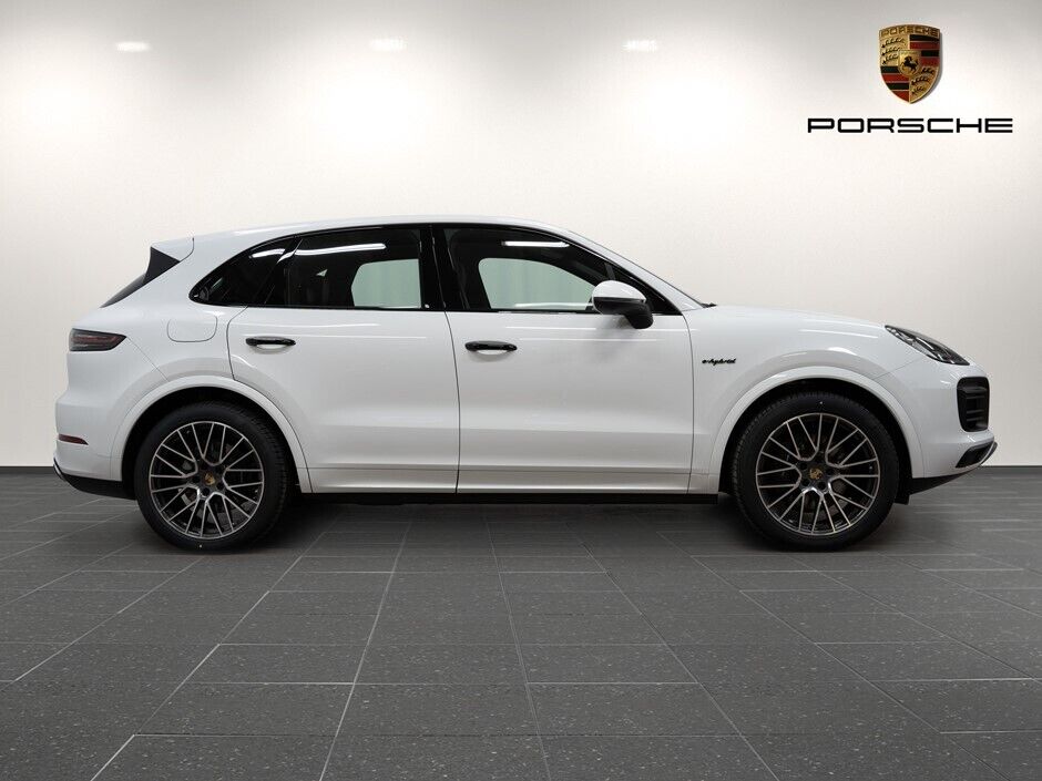 Porsche Cayenne 2023 E-Hybrid Advantage Package